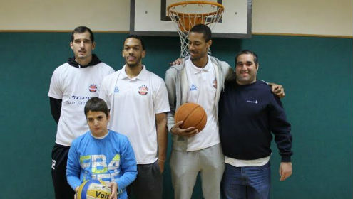 שחקני בני הרצליה ביקרו בבית איזי שפירא