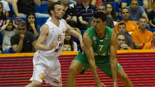 הסגולים מתחילים לעבוד: אלכס צ'וברביץ' חתם