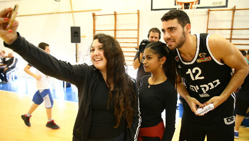 ''כיף לחזור למקום בו גדלתי ולראות את כל המורים''