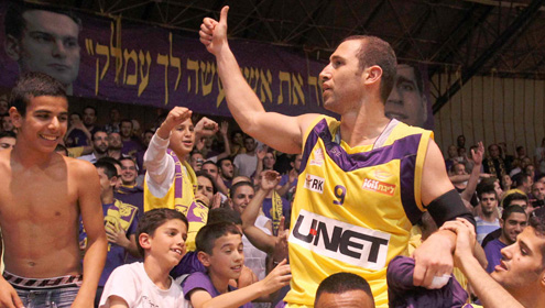 חולון חיה ובועטת