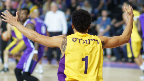 צפו: הבכורה המרשימה של סקוטי ריינולדס