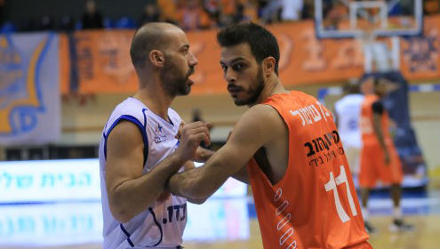 טאקר סידר לעולה החדשה ניצחון בית מפתיע