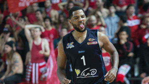 צפו: מופע השלשות של קאליף ווייאט