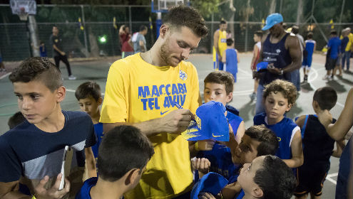 ''פשוט אושר לשחק עם הילדים האלו''