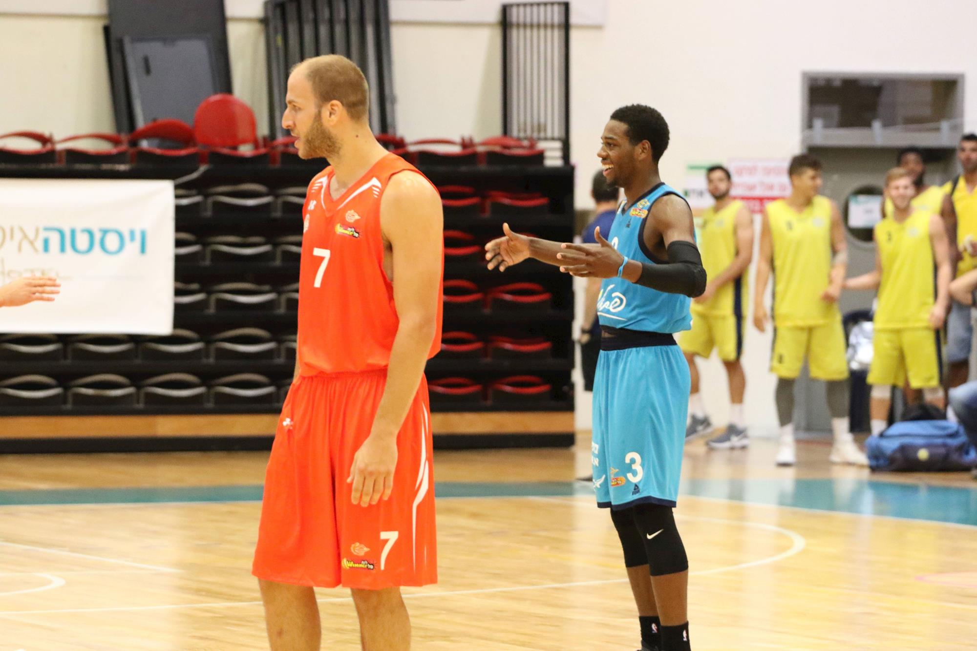 שלשת ניצחון מחצי מגרש לג'ורדן לויד