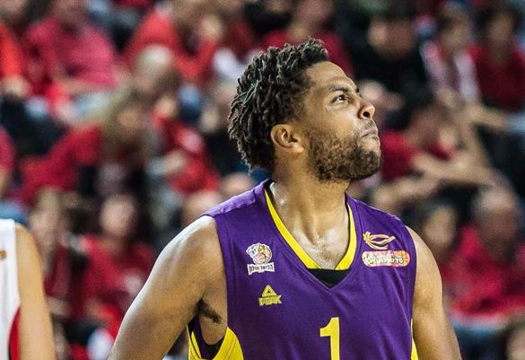 צפו: קאליף ווייאט רוקד על המגרש