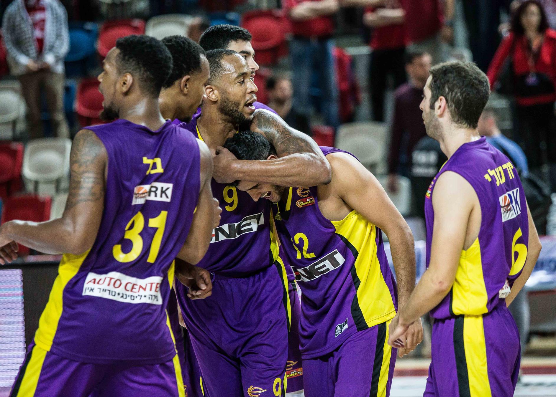 "קאליף ווייאט עומד בעומס בצורה טובה"