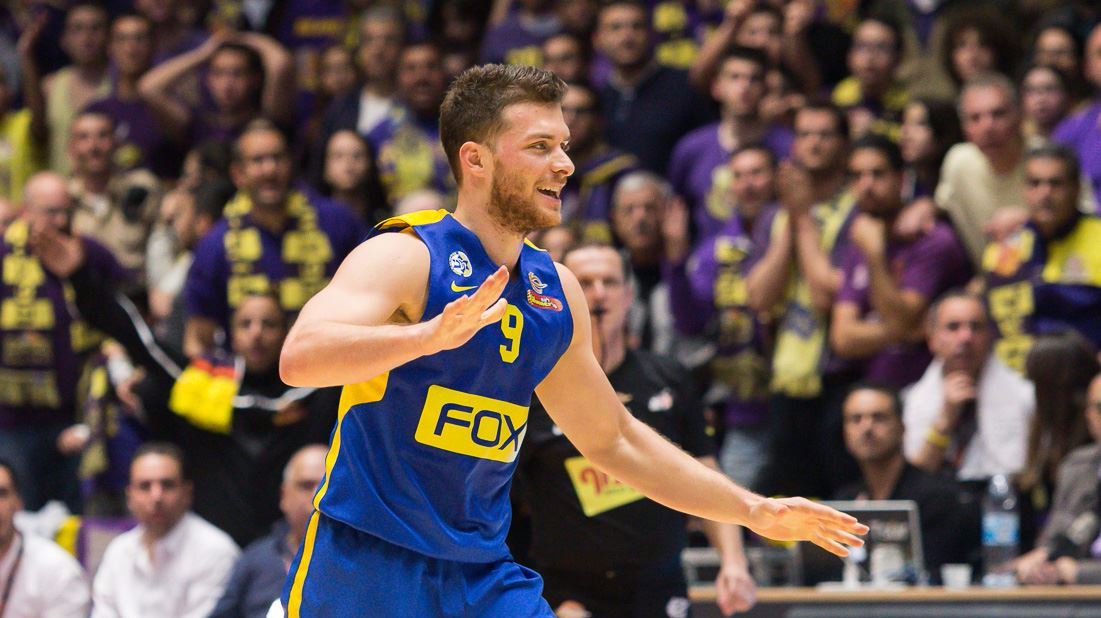 צפו: גל מקל התחמם לדרבי