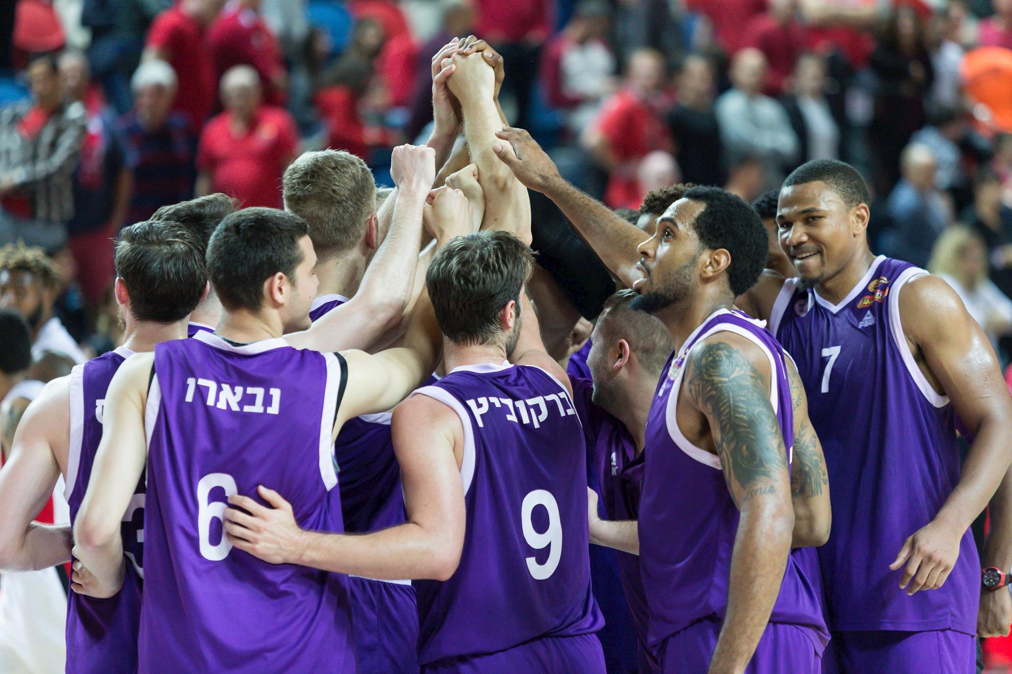 נאש קונטרול: הסגולים נצמדו לשתי האדומות