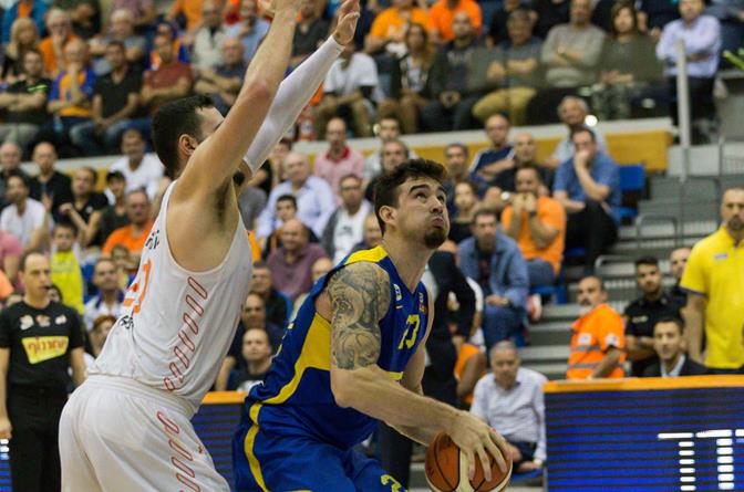 היי ג'ו: אלכסנדר כיכב מול האלופה