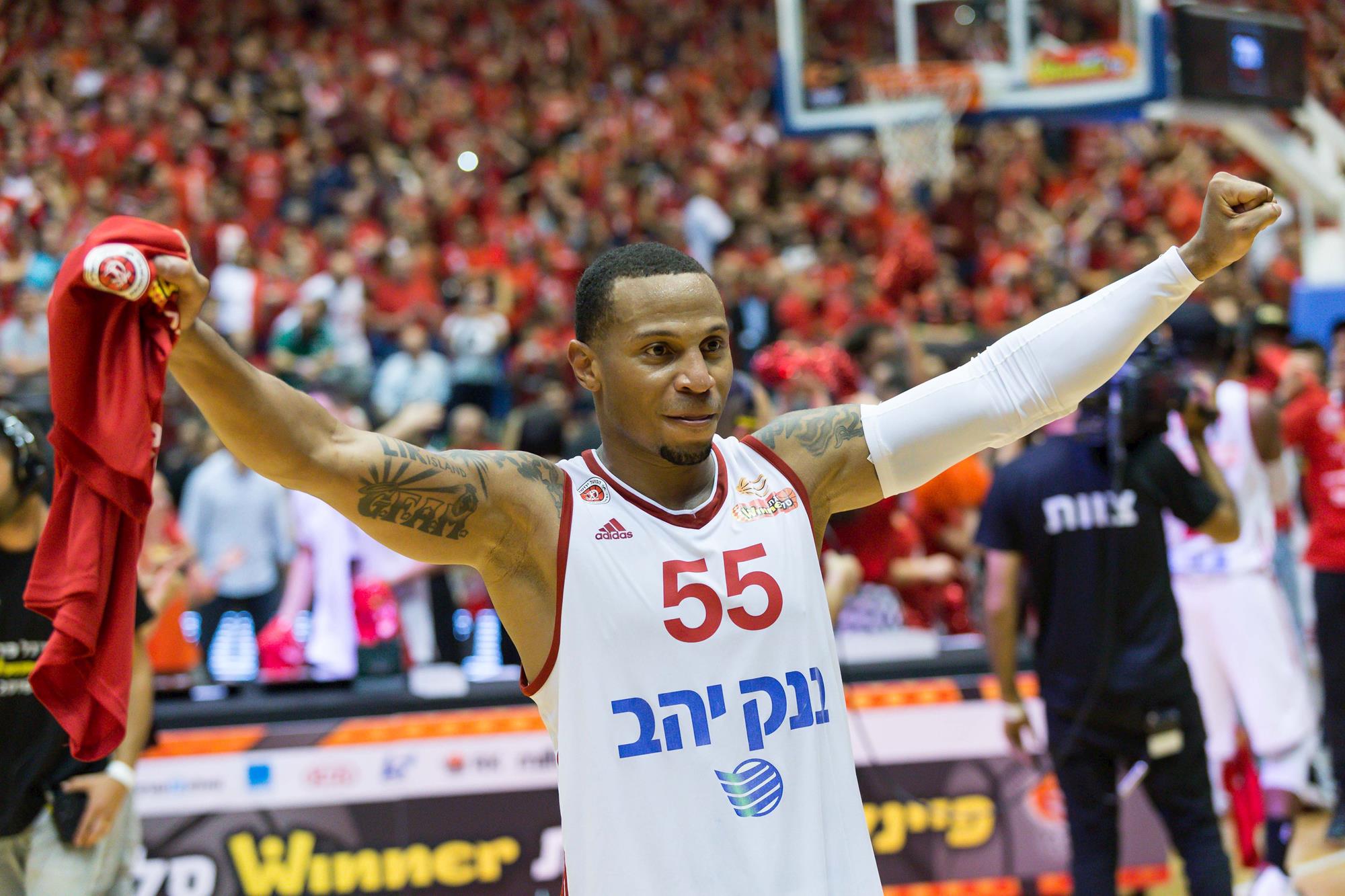 התקפת המשולש: גם קרטיס ג'רלס ממשיך