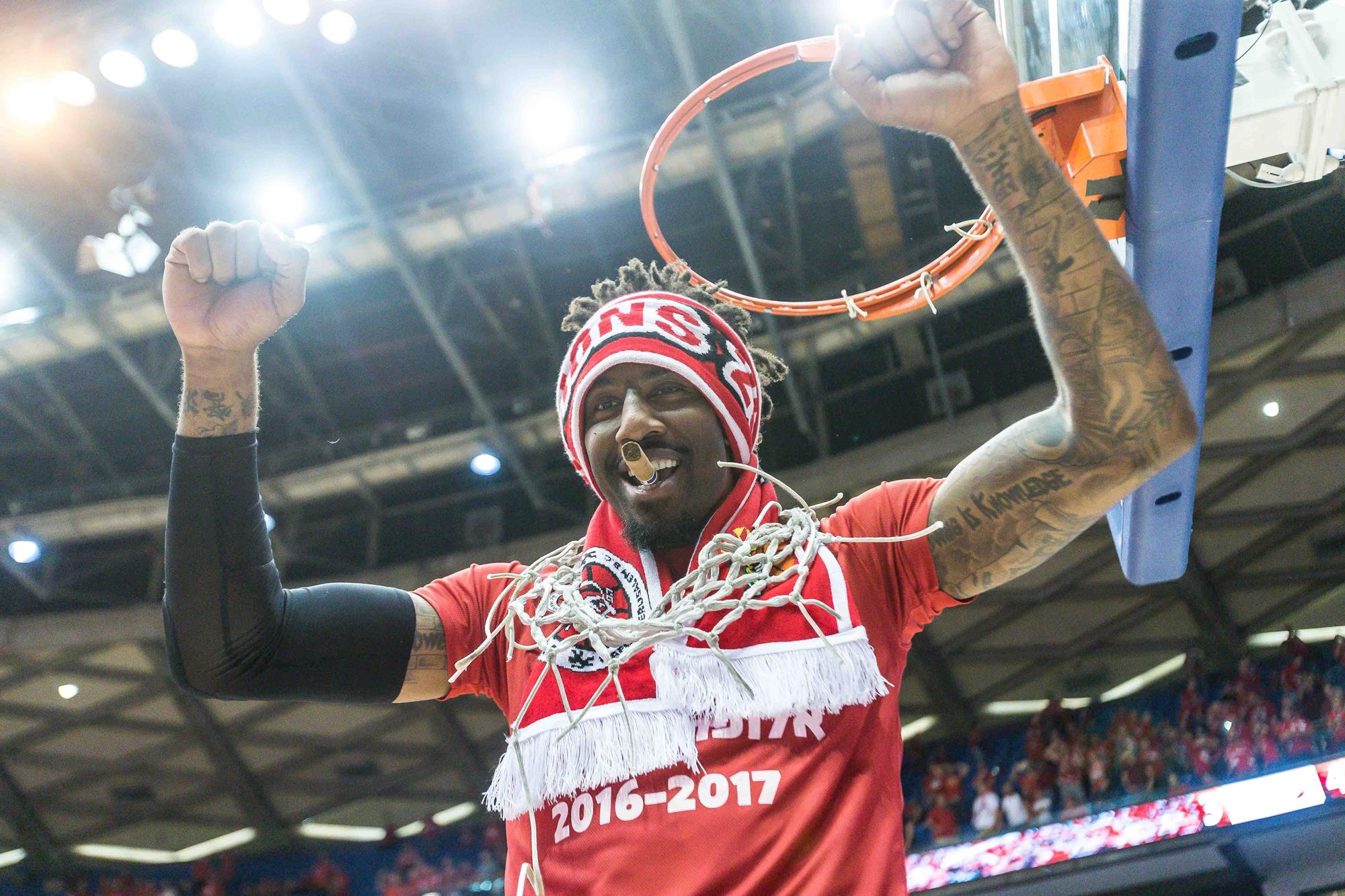 אמארה סטודמאייר הודיע על פרישה