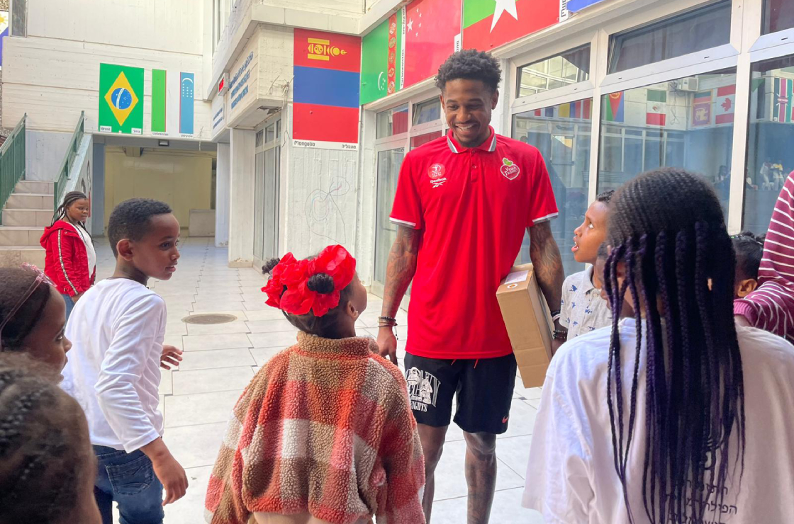 "זו זכות לשמח את הילדים לקראת החג"