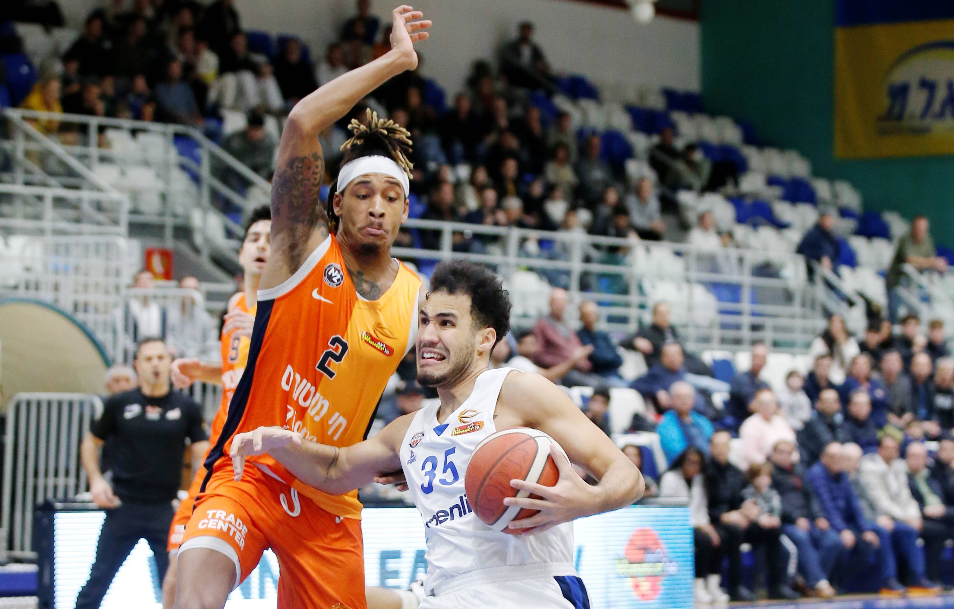 הערב: אורלנד וחניכיו מגיעים ללב המושבה