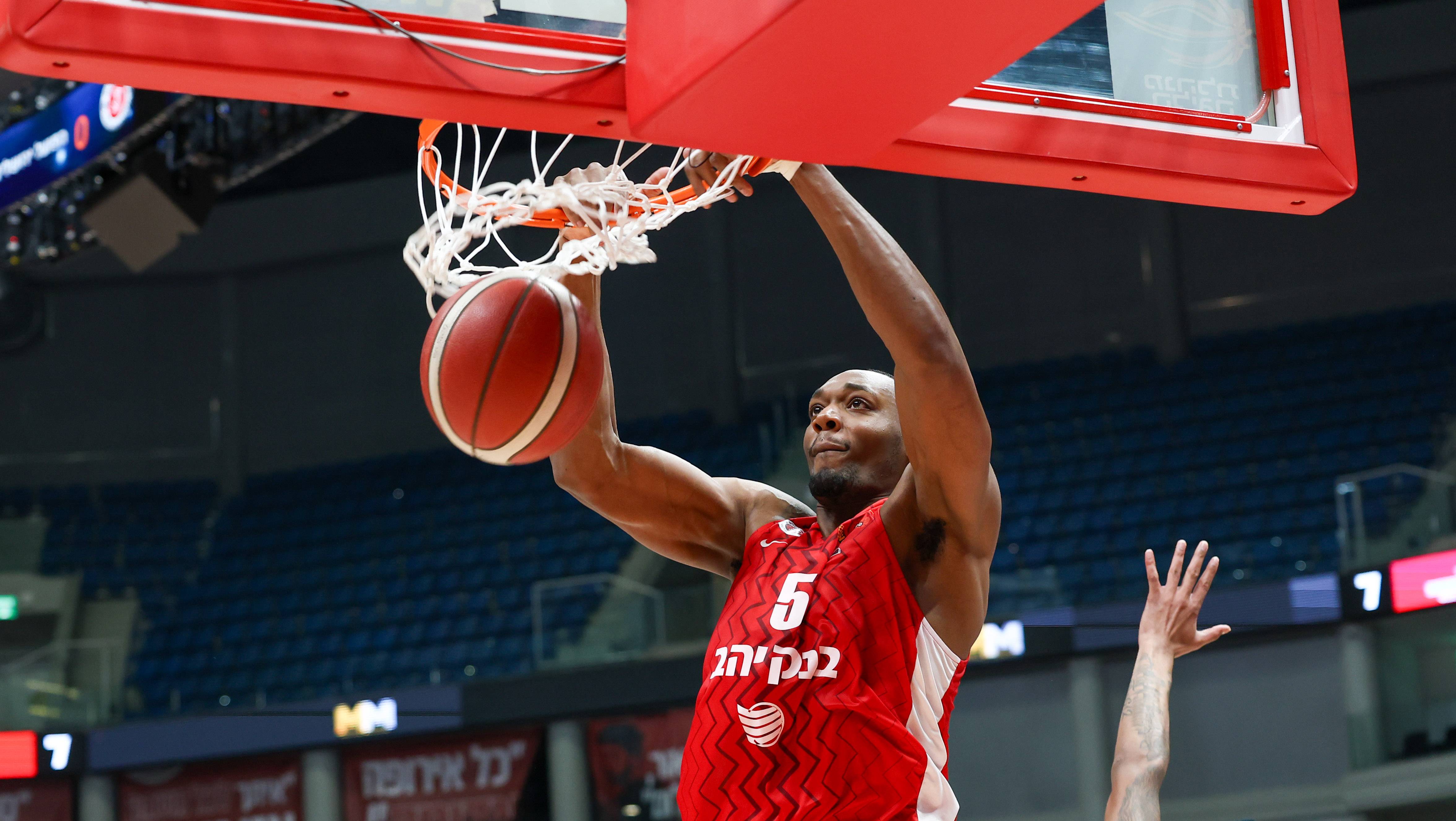 האדומים מהבירה שבו לנצח באולמם הביתי