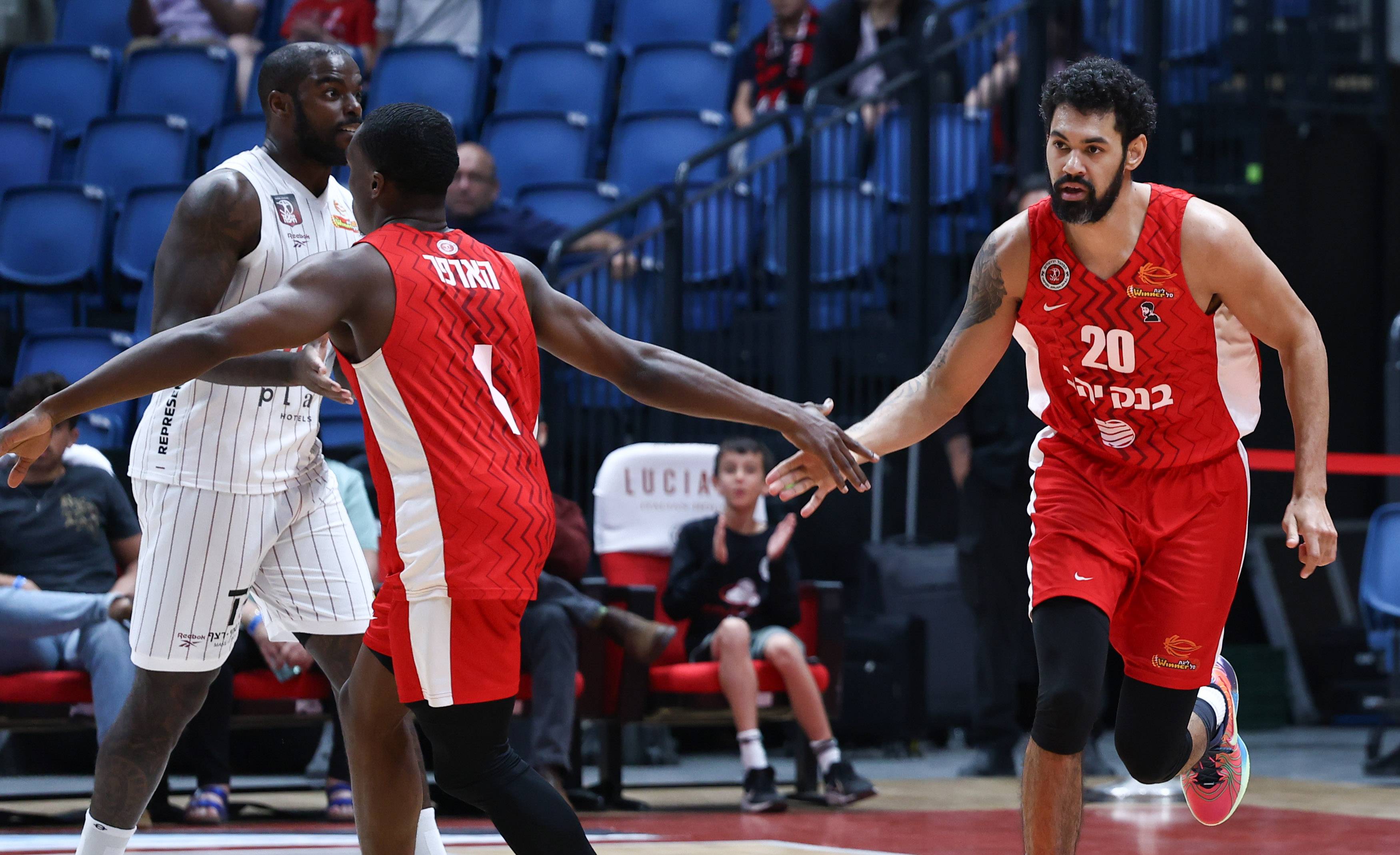 האדומים מהבירה טיילו מול נועלת הטבלה