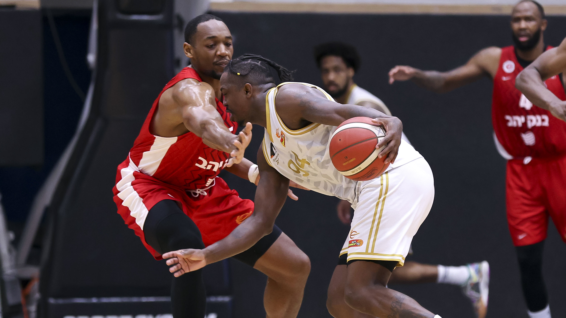 ג'ייקובן בראון ניצח את האקסית על הבאזר