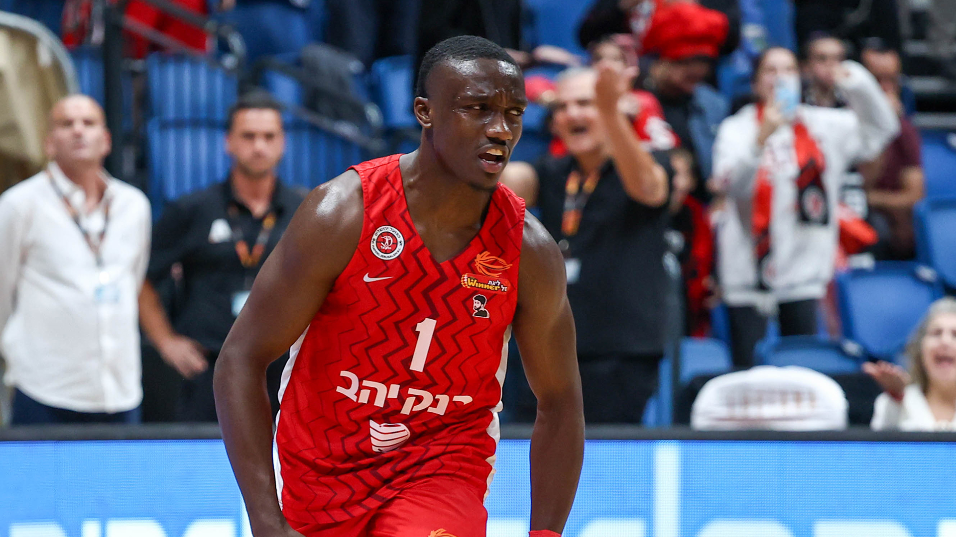 וי נוסף לאדומים מהבירה, הארפר שוב כיכב