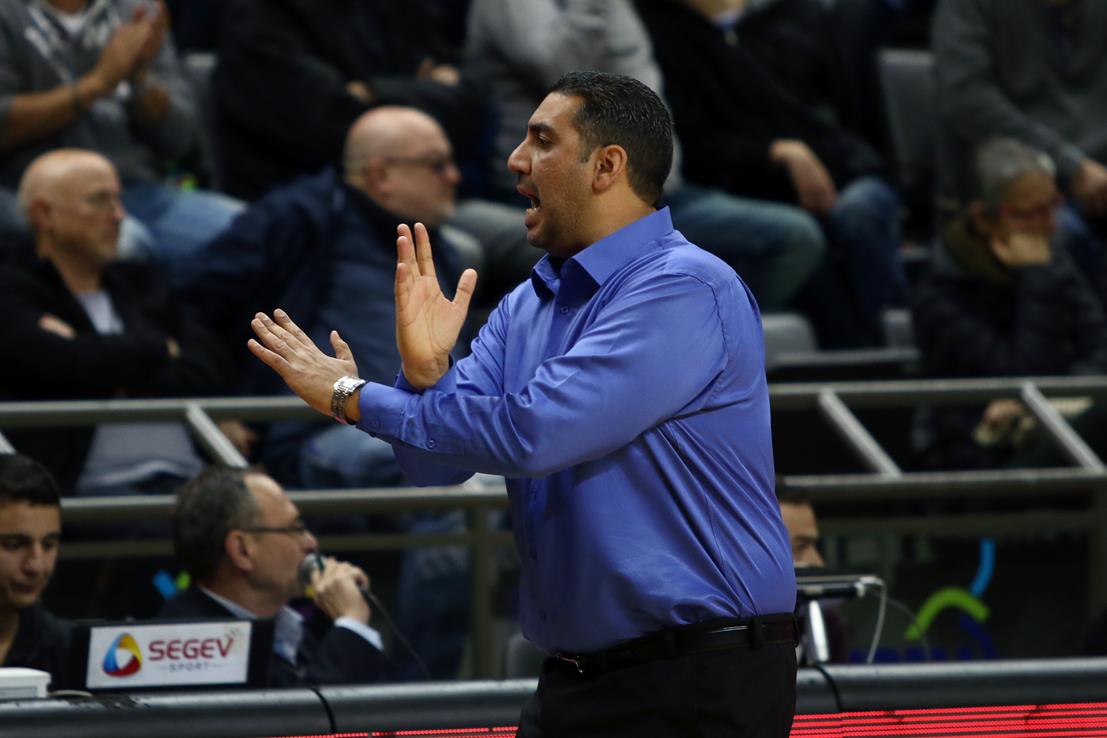 "מצדיע לשחקנים על מחויבות טוטאלית"