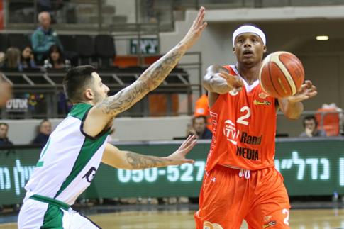 וויינס וורלד: ניצחון חוץ חשוב לאלופה