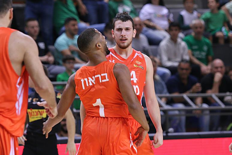 הכל נשאר במשפחה: גולן ניצח את אביו