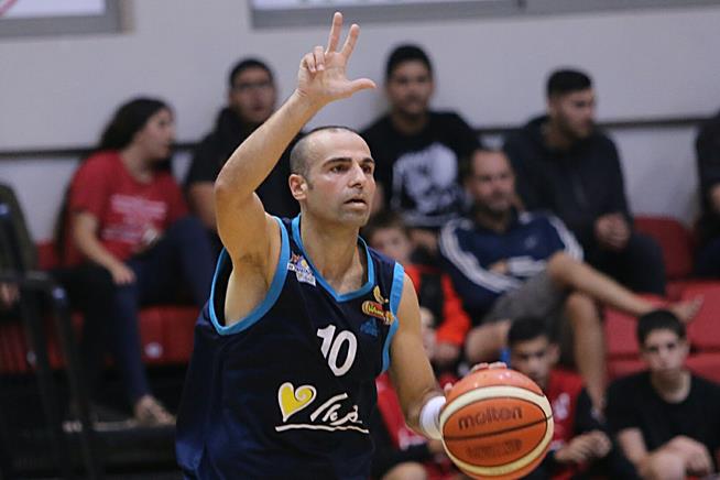 צפו: אפיק ניסים החזיר את המחוגים לאחור