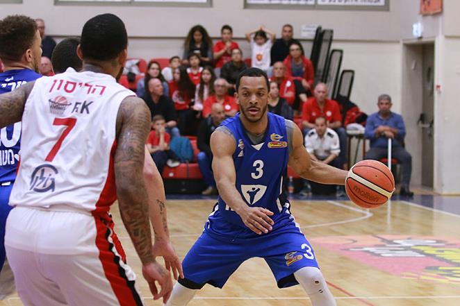 כמעיין המתגבר: הרצליה מעל הקו האדום