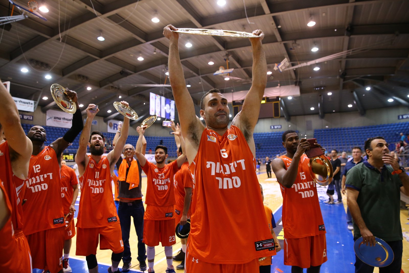 חוזר ללב המושבה: ביל חתם לחודש