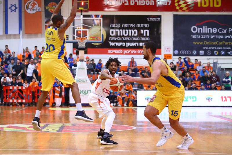 הערב: המוליכה מתארחת בנס ציונה