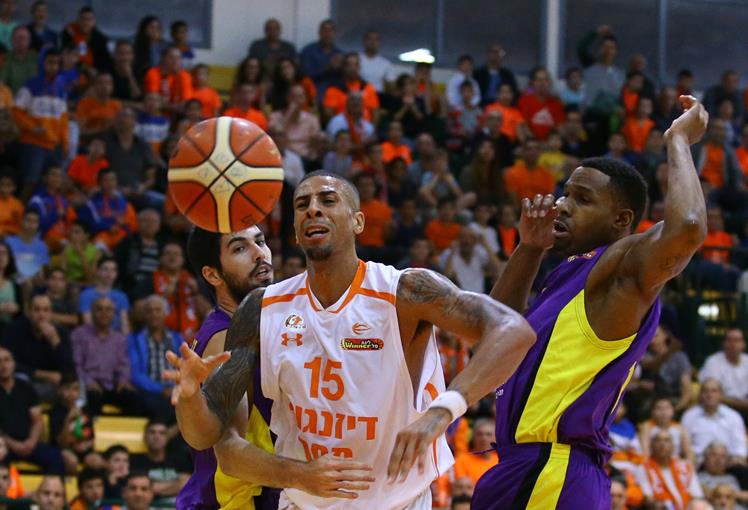 הוא חוזר: סימפסון חתם במחזיקת הגביע