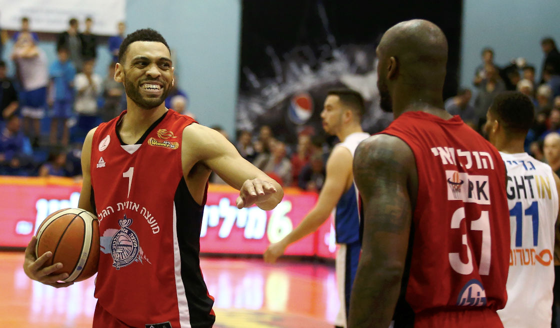 ג'ייסון סיגרס עובר מאדום לכתום