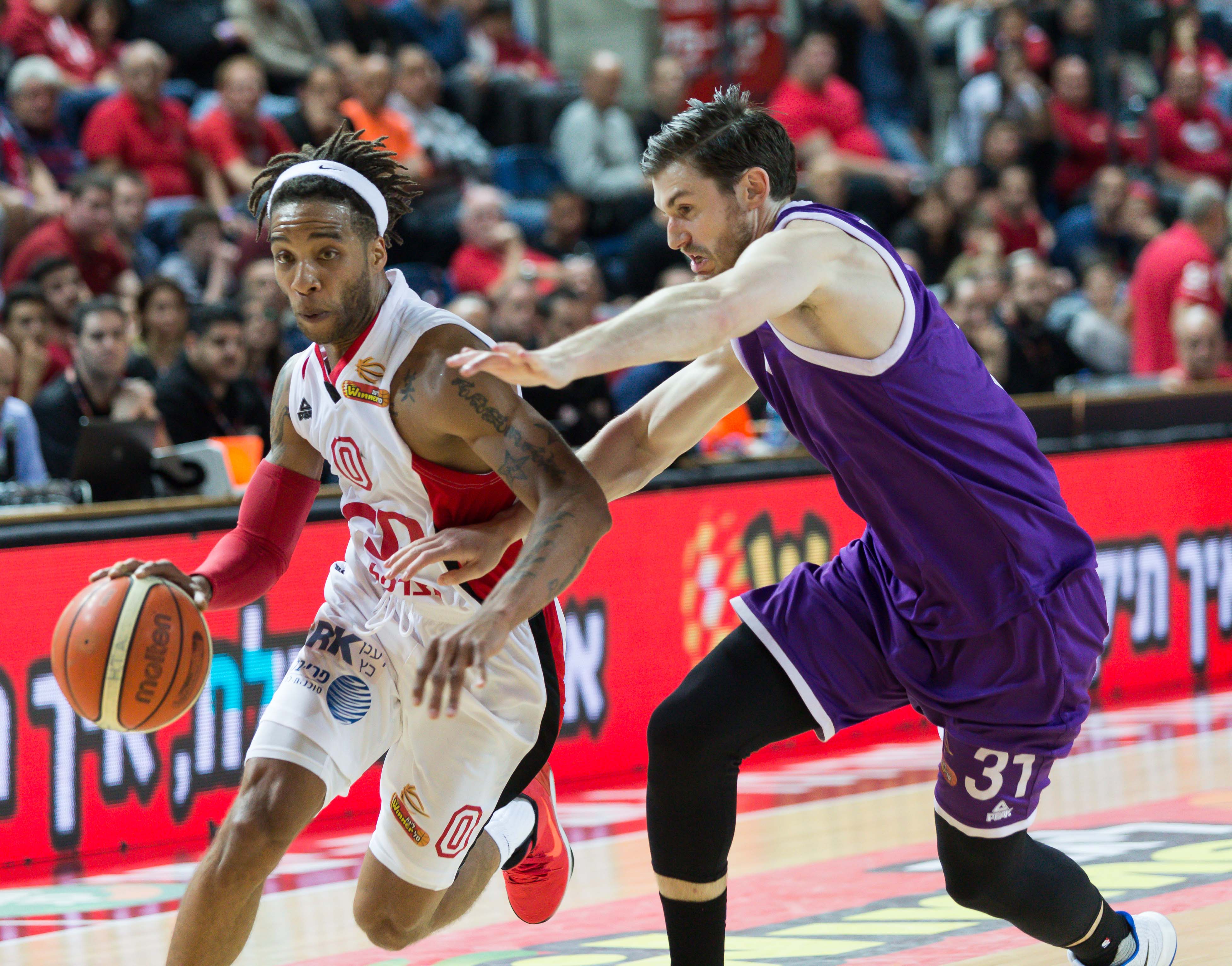 נשאר אדום: בנקס ממשיך לעונה נוספת