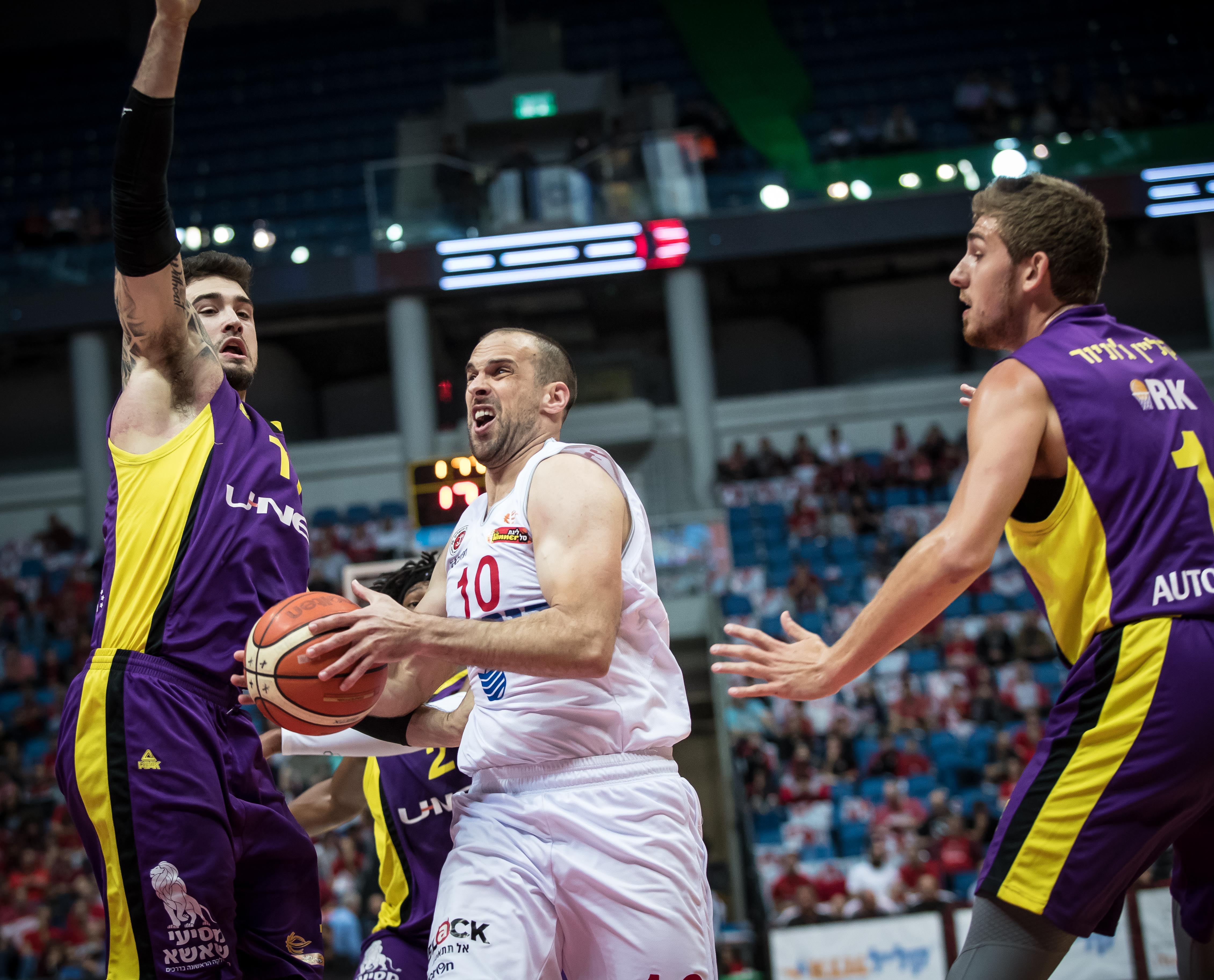 הערב: האלופה נגד מחזיקת הגביע