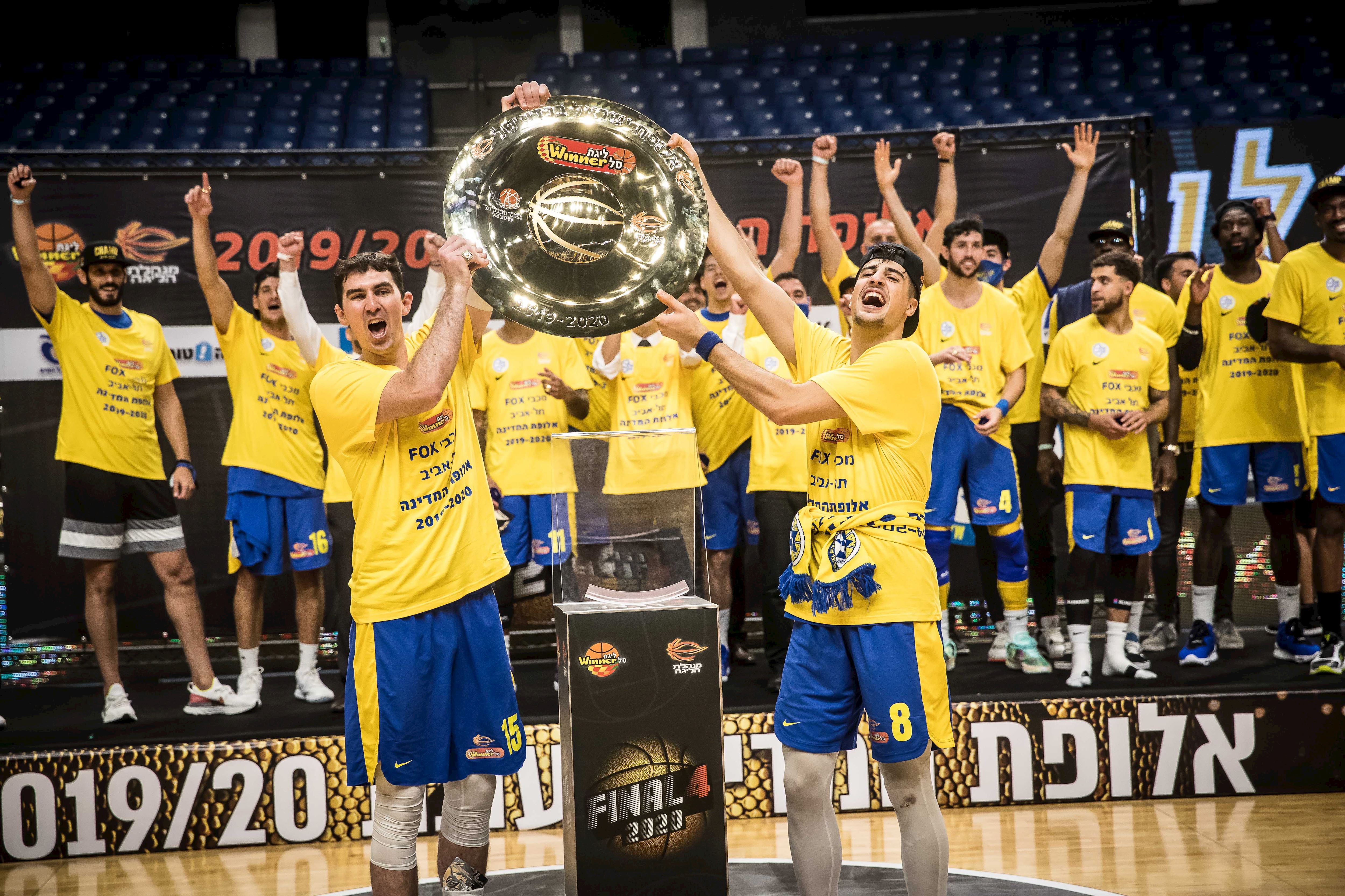 צפו: טקס הנפת הצלחת של מכבי ת"א