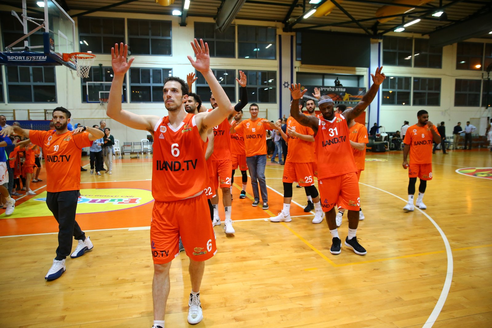 חוזר לשרון: ניצן חנוכי חתם בהרצליה