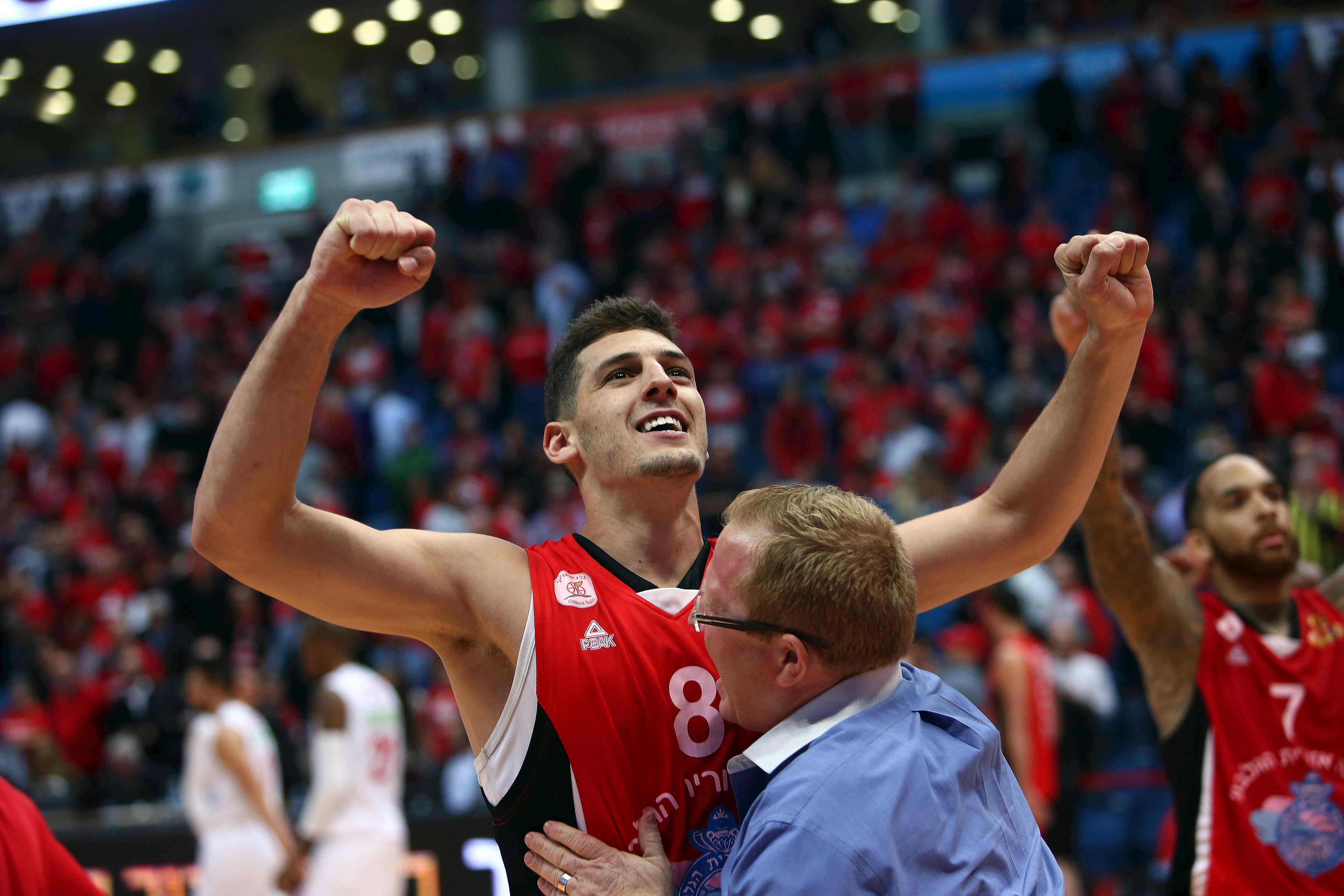 צפו: חואקין שוכמן השתלט על הפסגה