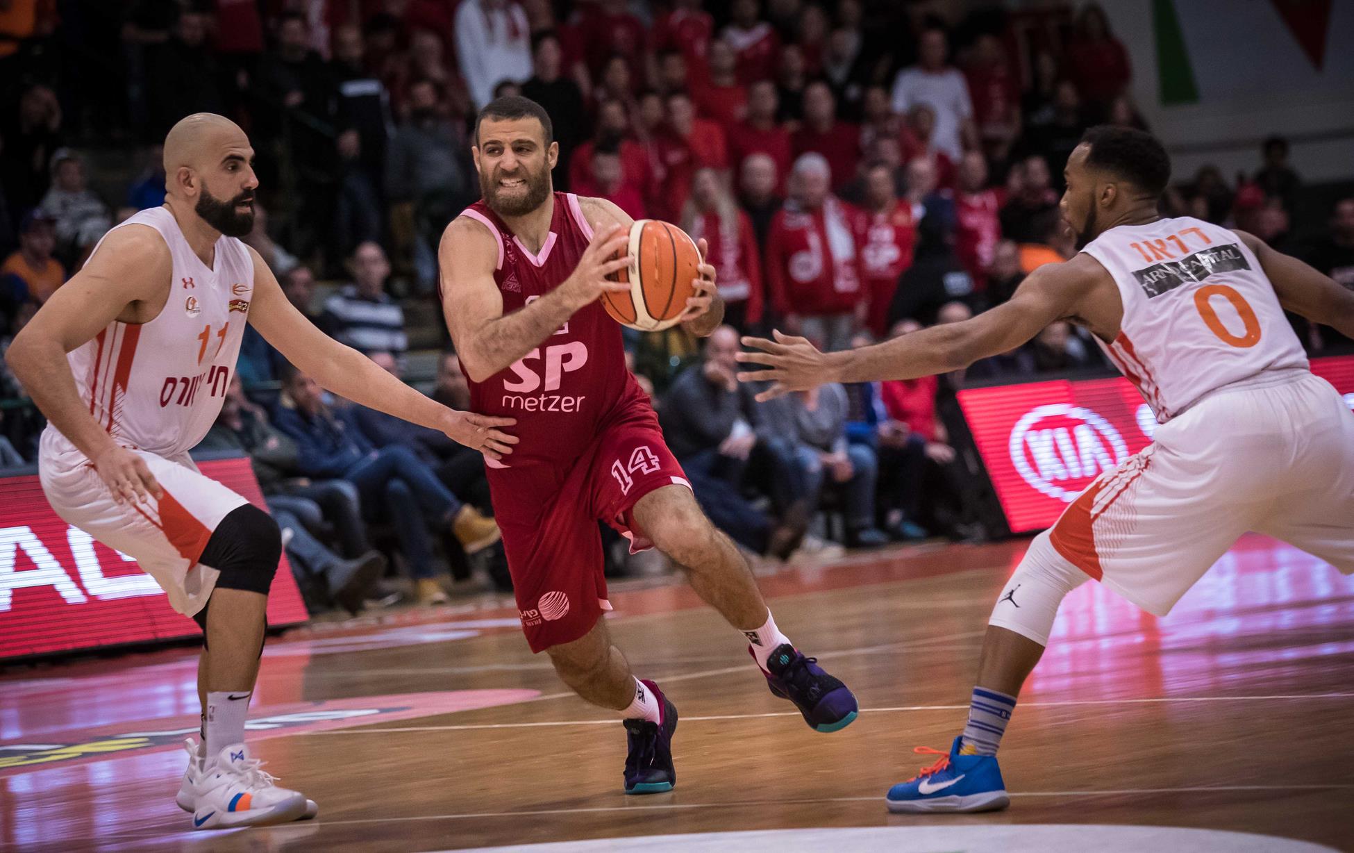 הערב: האדומים מת"א מגיעים ללב המושבה