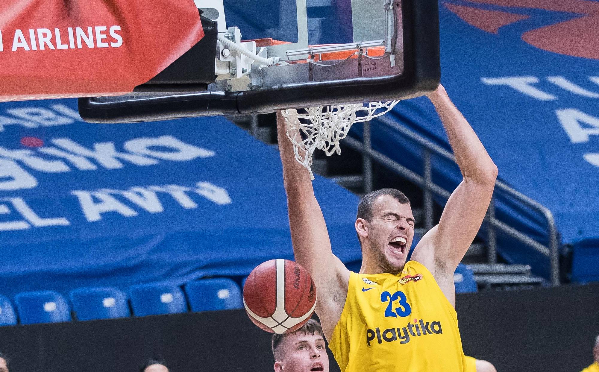 האלופה ניצחה בדרבי בדרך לחצי הגמר