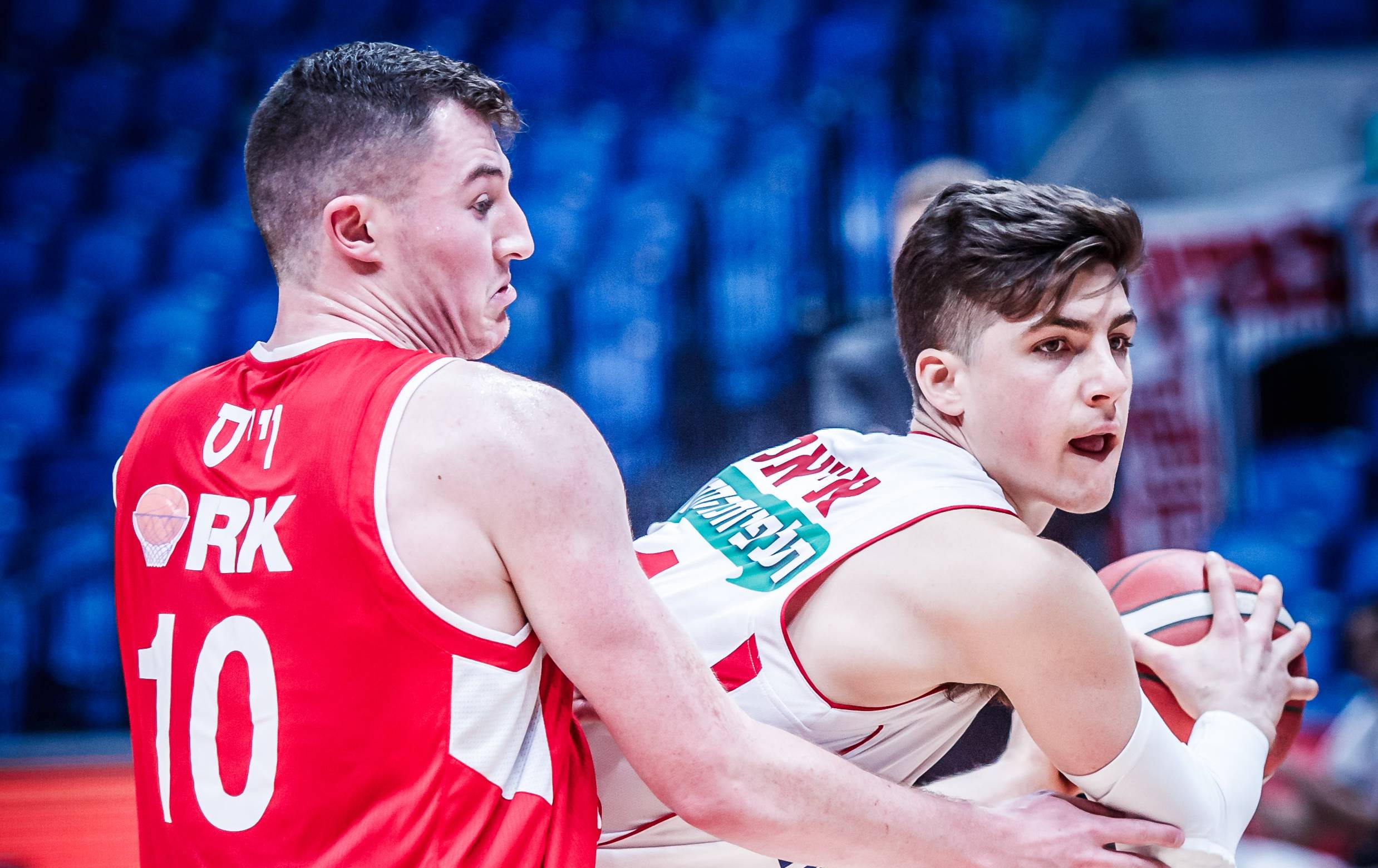 צפו: מבול שלשות אדום-לבן בבירה