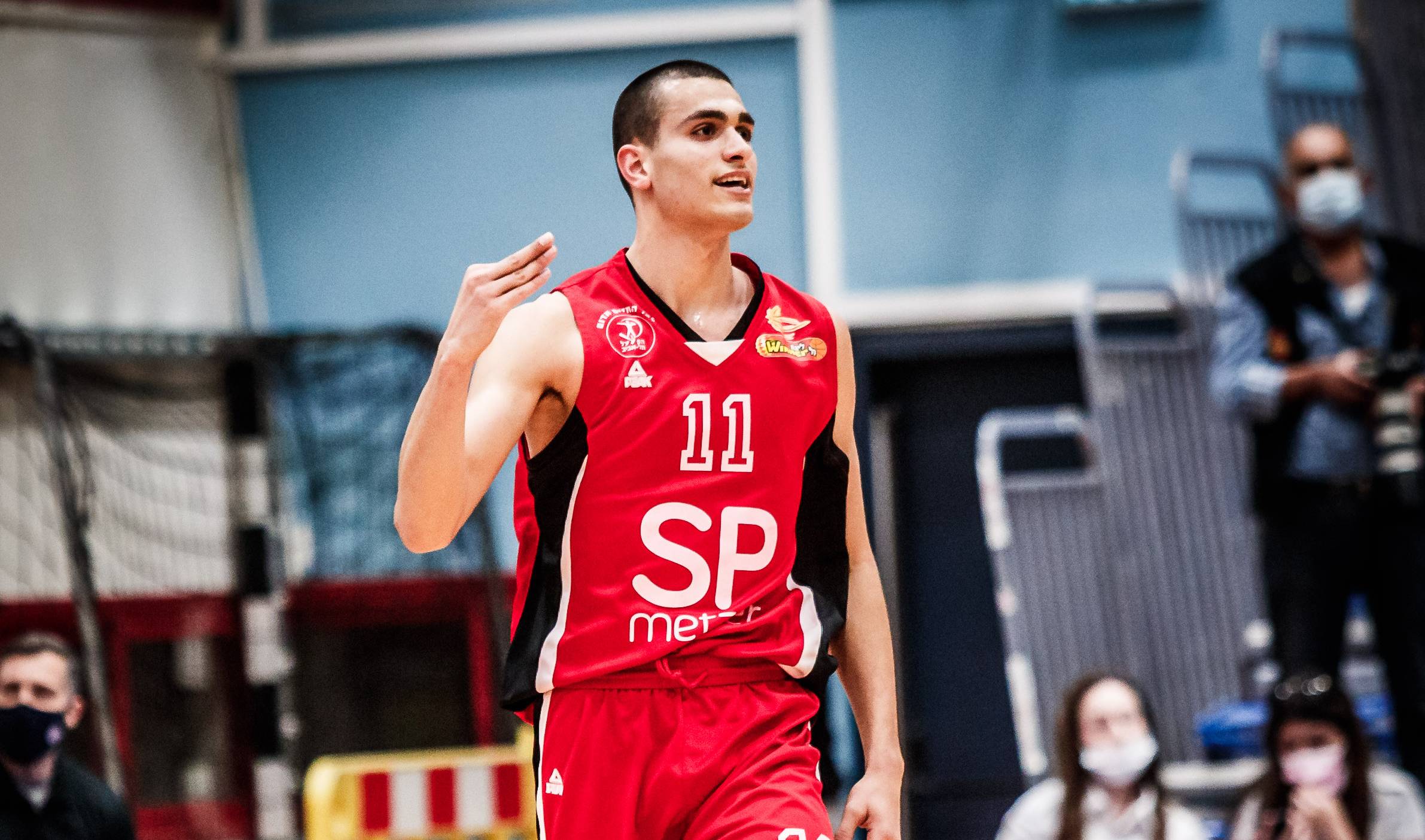 צפו: ים מדר שיפר את שיא הקריירה