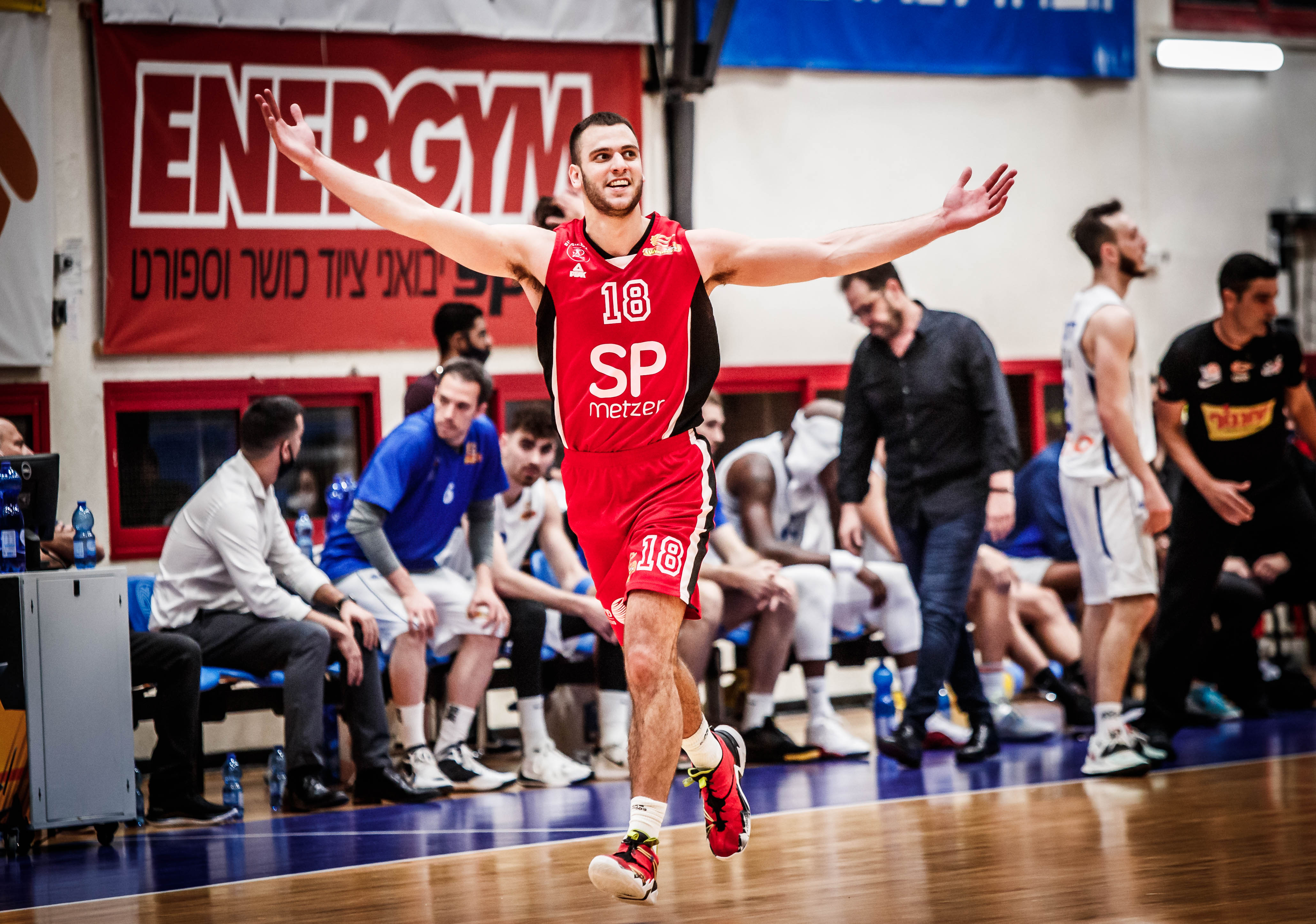 צפו: רז אדם – האנרג'ייזר החדש באדום