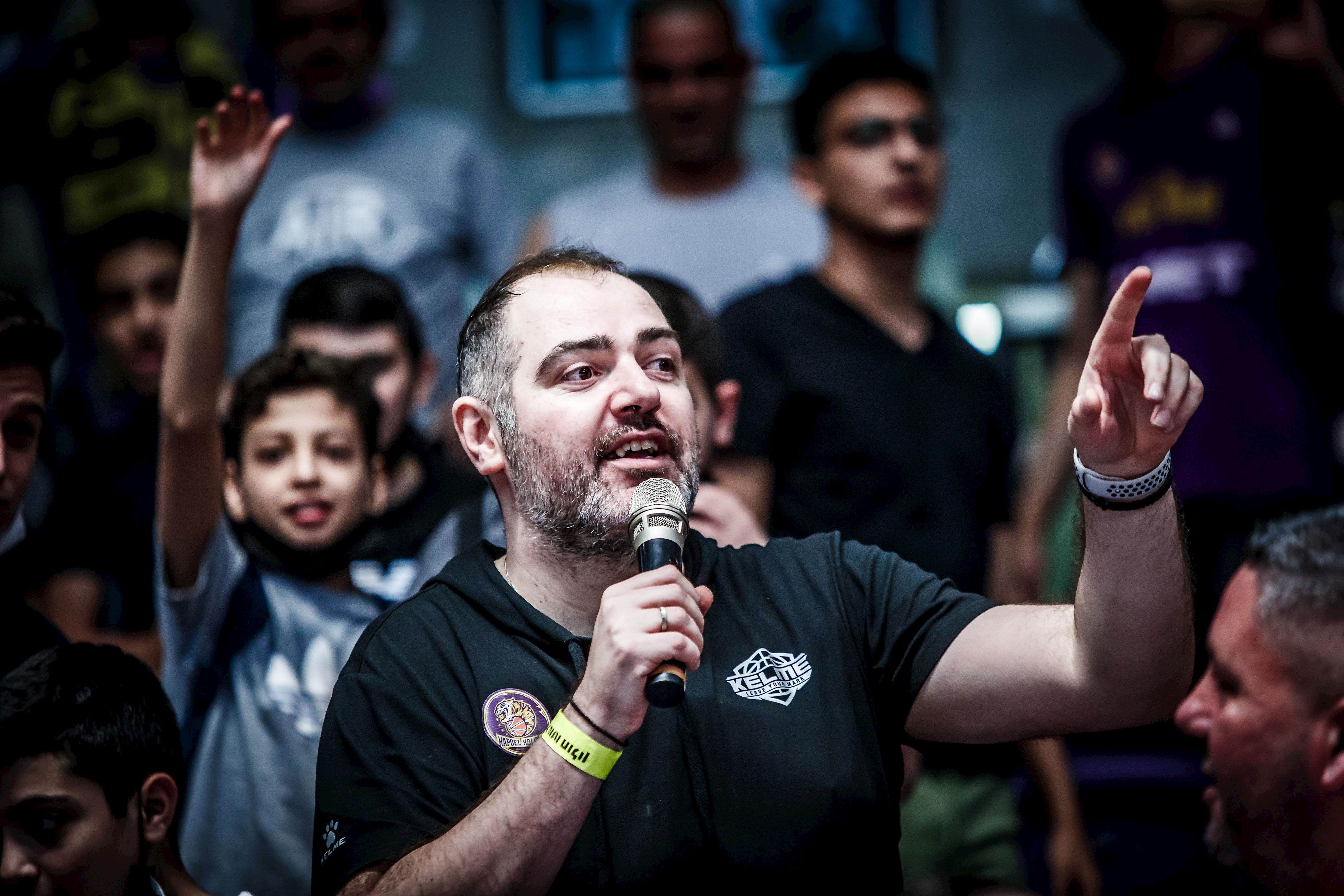 צפו: דדאס חוגג ביציע עם אוהדי חולון