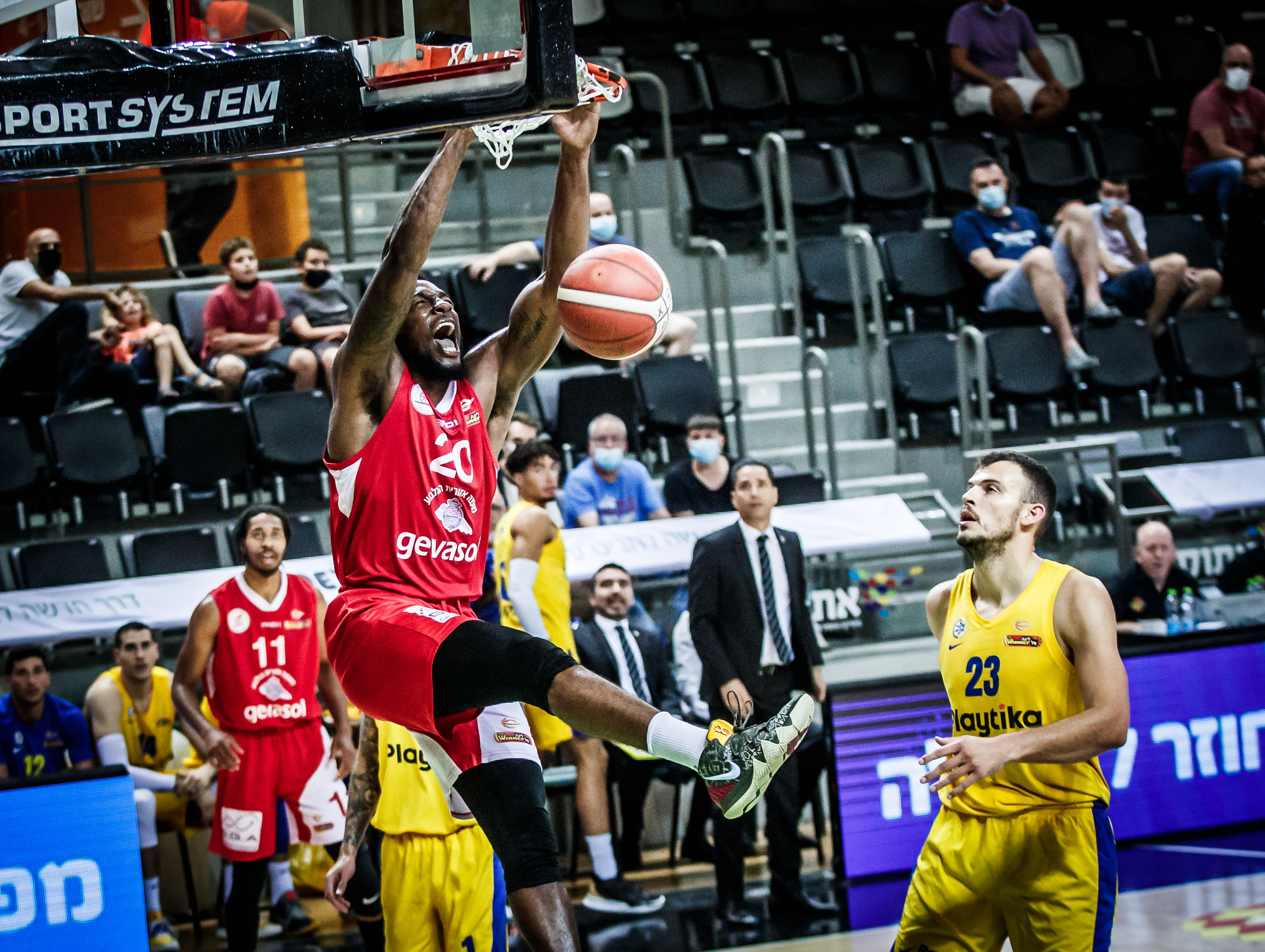 צפו: פלויד ריחף לפסגת המצעד השבועי