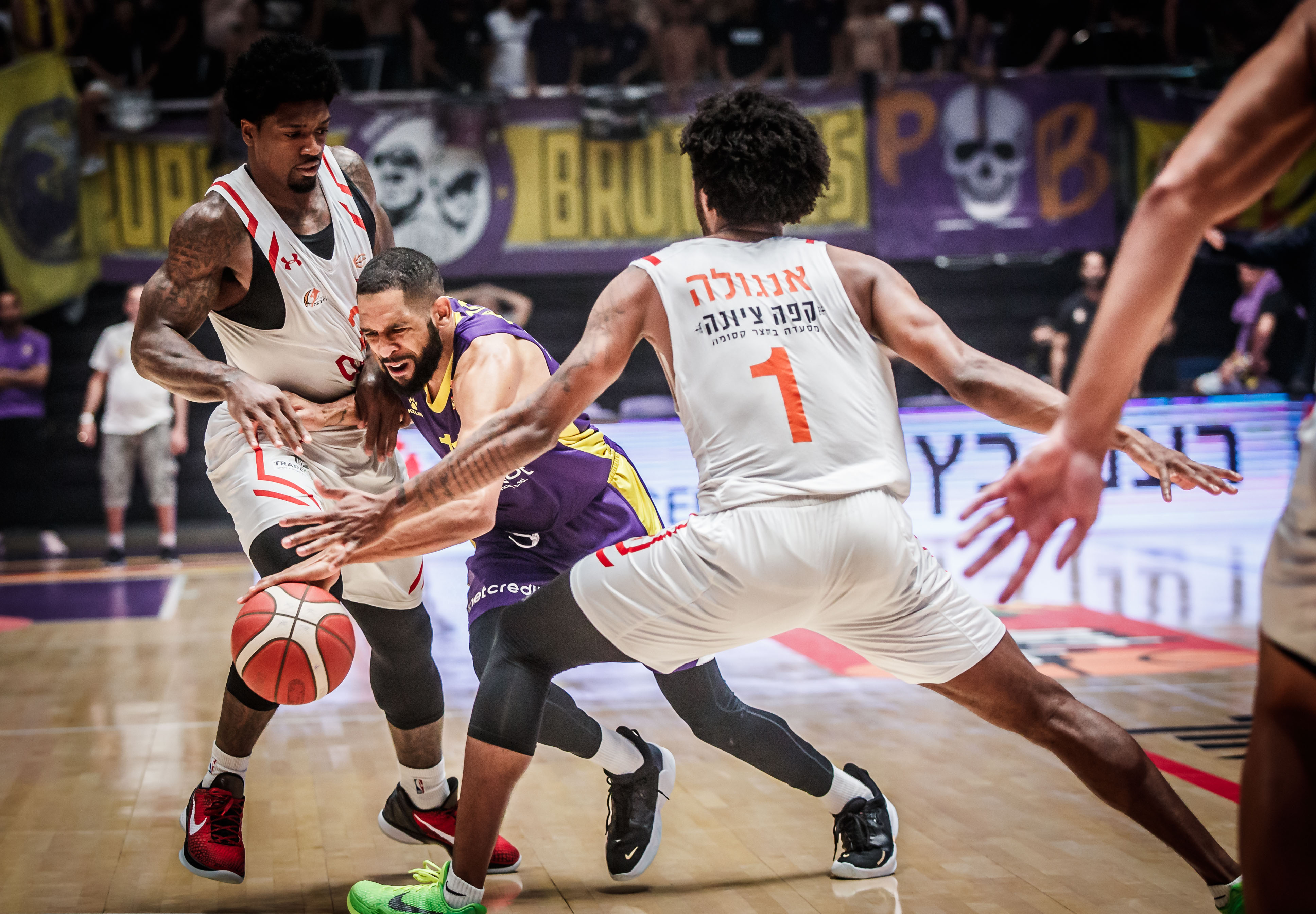 צפו: האריס סחב את חולון לחצי הגמר