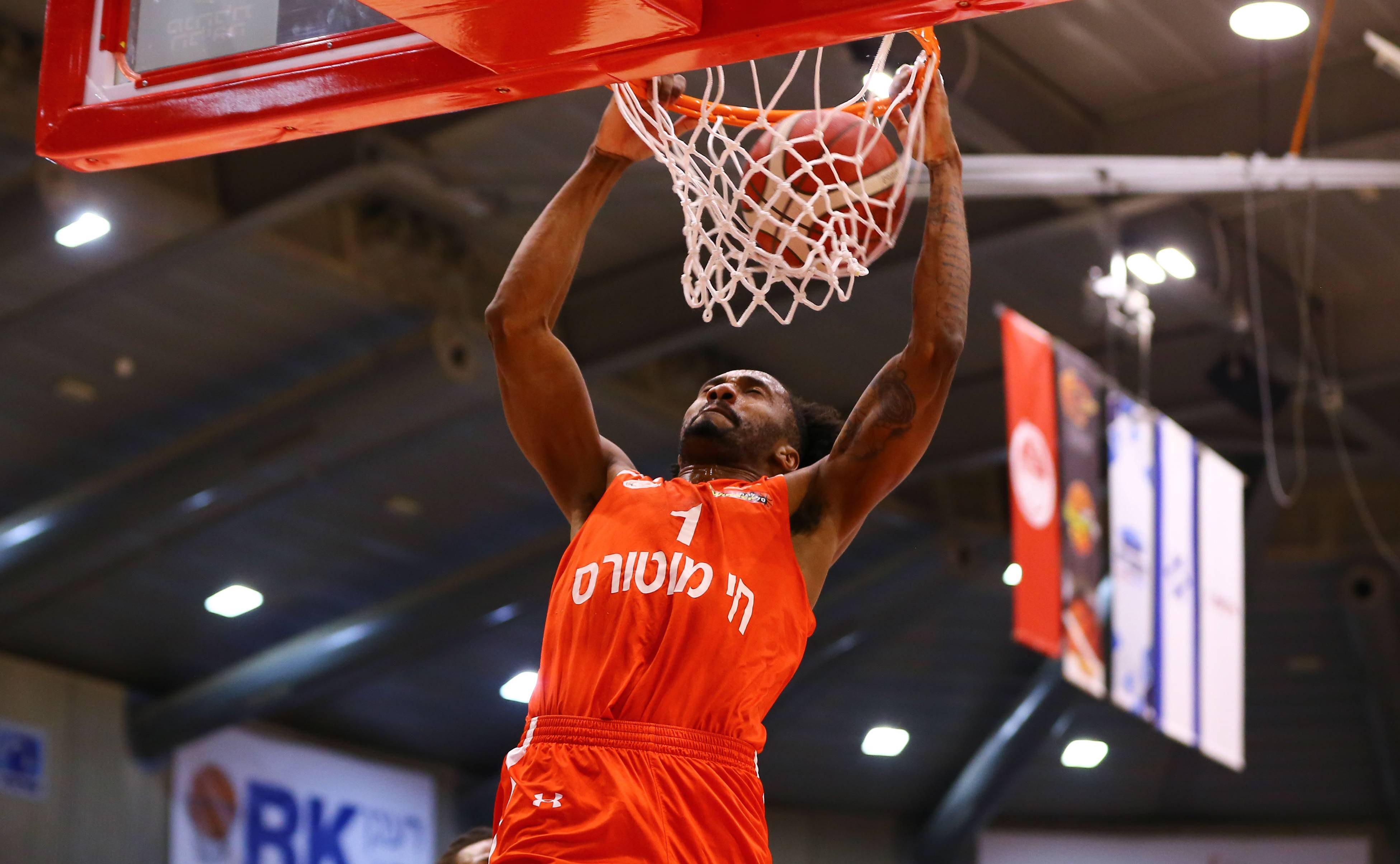 צפו: אנגולה כיכב בניצחון כתום נוסף