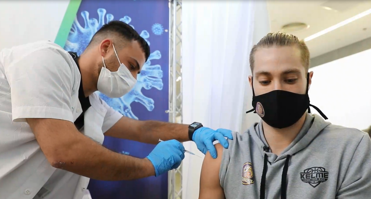 צפו: גם שחקני הפועל חולון כבר מחוסנים