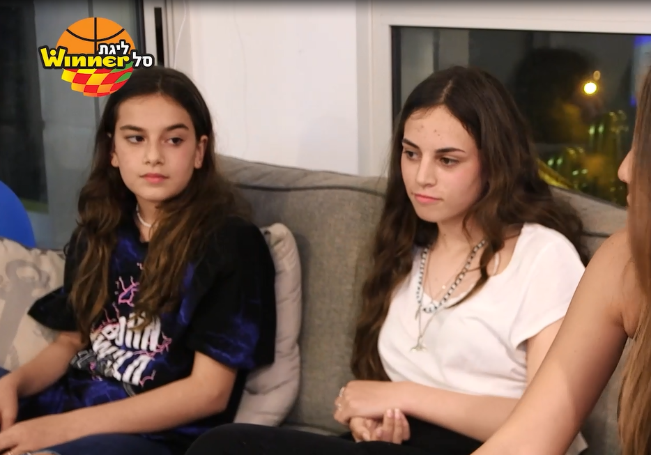 צפו: אוהדות מהבית - הפועל ת"א