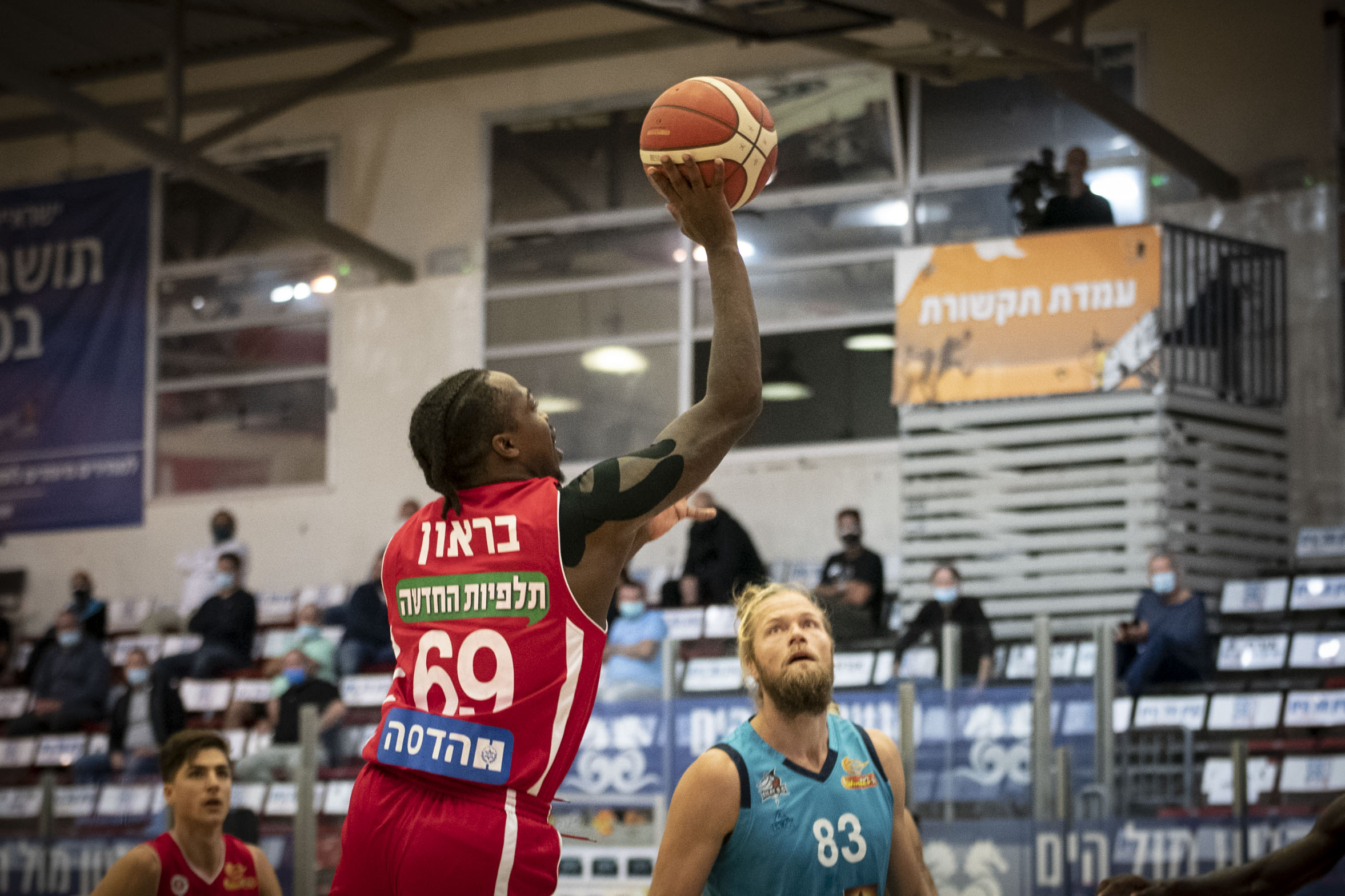 צפו: ג'ייקובן בראון חזר בסערה לפרקט