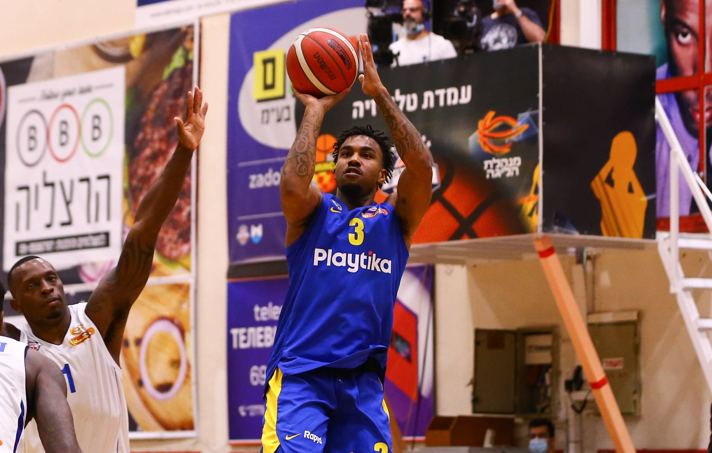 צפו: כריס ג'ונס כיכב בניצחון האלופה