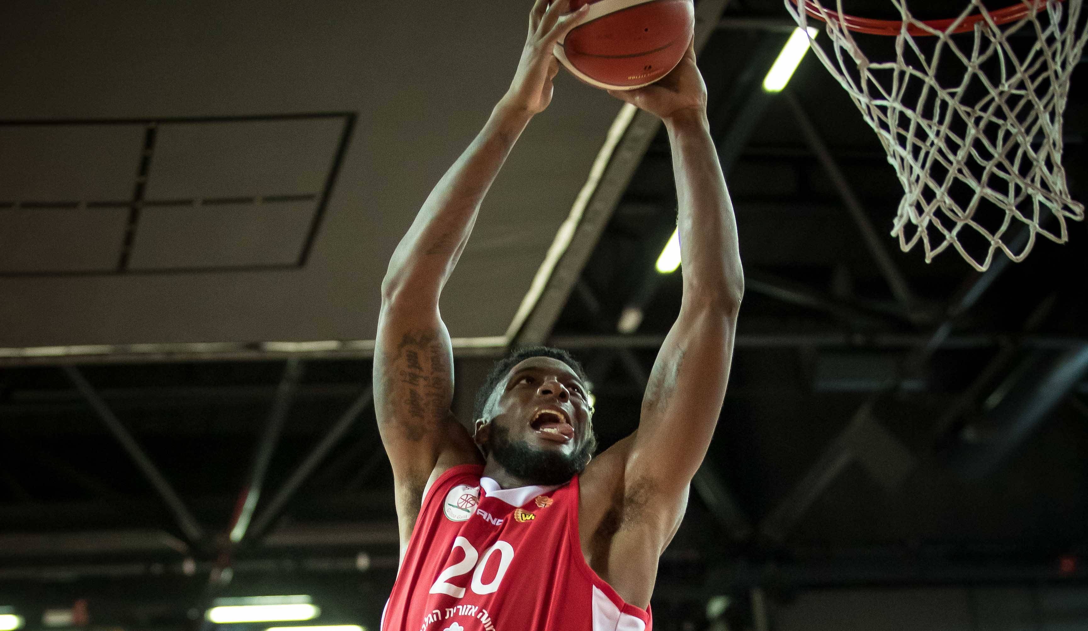 צפו: פלויד עושה סדר באיזור הצבע